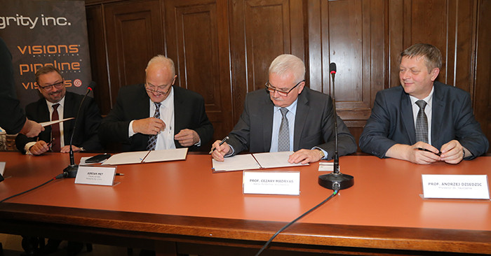 Signing the letter of intent.
From left side: Robert Jablonski - vice President, Adrian Met - President, prof. Cezary Madryas - Rector of Wroclaw University of Science and Technology and Prof. Andrzej Dziedzic - vice-rector. Photo: Krzysztof Mazur
